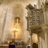 Sempre sulla destra, accanto alla zona absidale, spicca l'ambone marmoreo decoratissimo del maestro Nicolaus